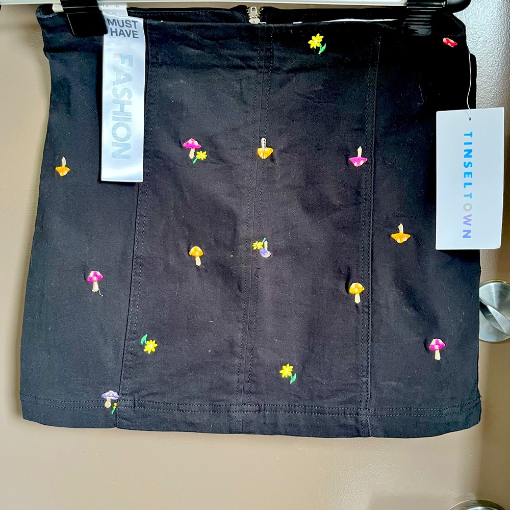 Seamless mini skirt size large never worn still with tags , bought at Macy’s